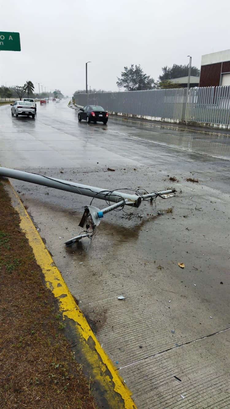 ¡Se llevan hasta la luminaria! Por lluvia, se accidentan conductores en el bulevard Fidel Velázquez