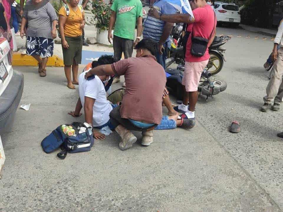 Abuelita se lesiona al chocar en la motocicleta con su nieto en calles de Tierra Blanca