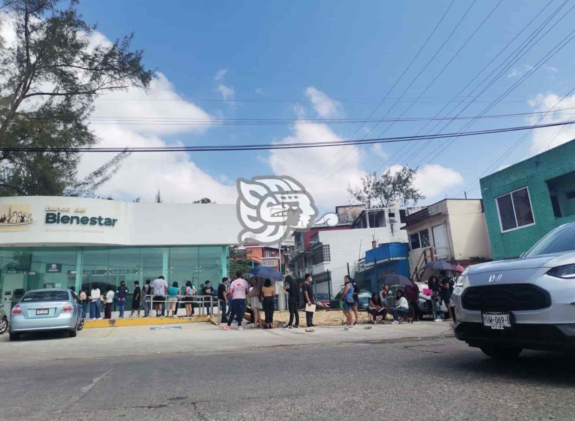 Estudiantes realizaron largas filas para cobrar su beca