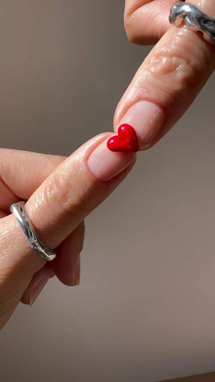 Llena tus uñas de diseños bonitos y románticos para San Valentín