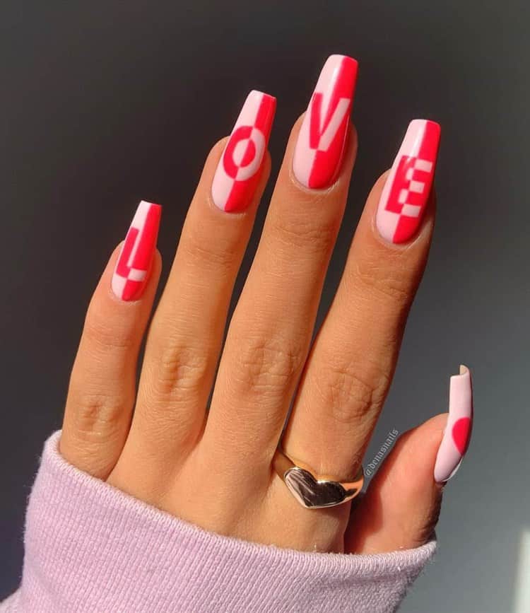 Llena tus uñas de diseños bonitos y románticos para San Valentín