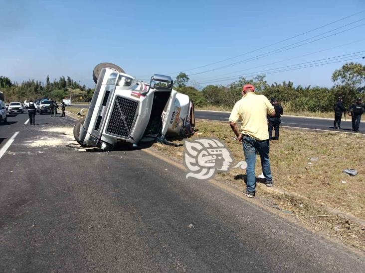 Tráiler cargado de leche en polvo volcó en la Xalapa-Veracruz