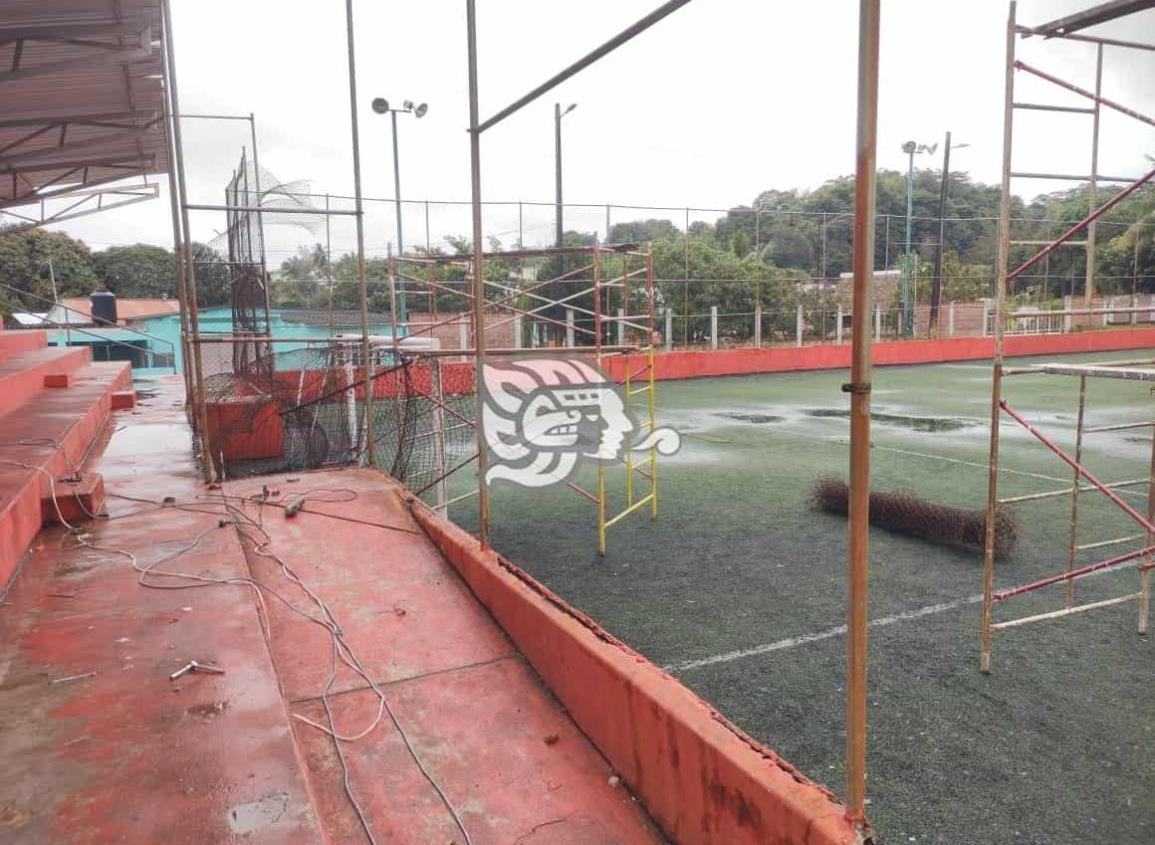 Después de más de 7 años, cancha deportiva recibe mantenimiento