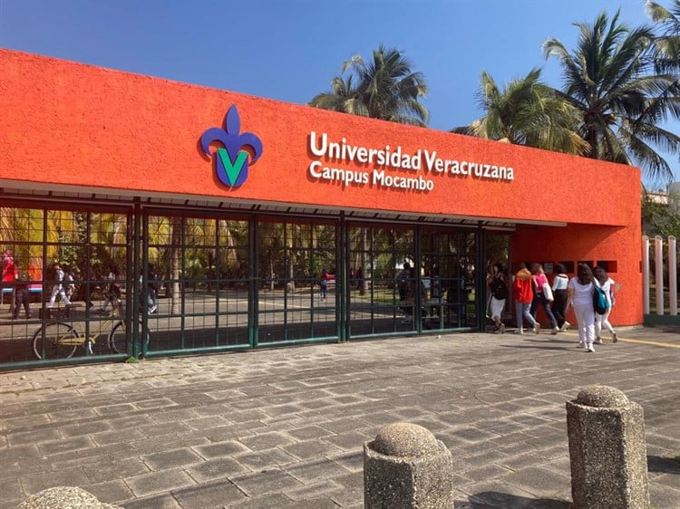 Regresan a clases estudiantes de la UV