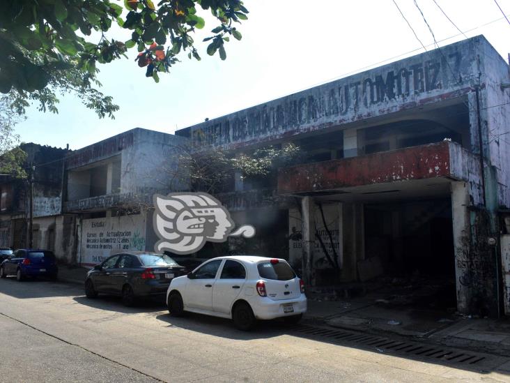 Edificio cercano a hospital de Coatzacoalcos, es nido de vagos