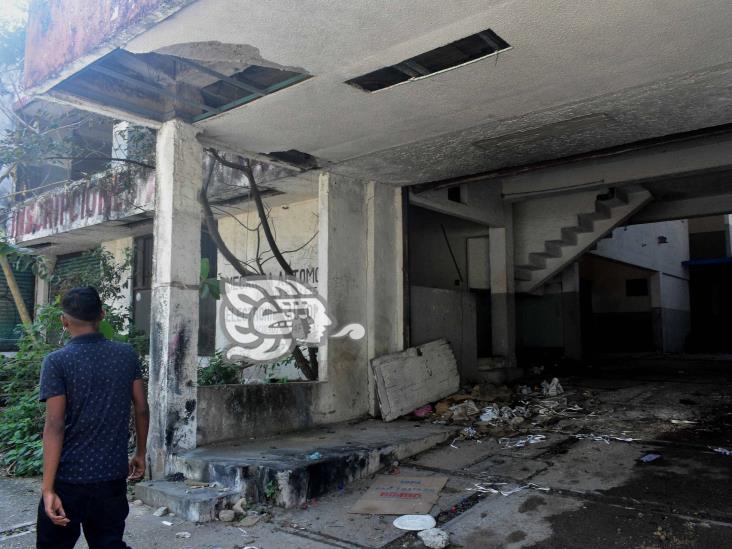 Edificio cercano a hospital de Coatzacoalcos, es nido de vagos