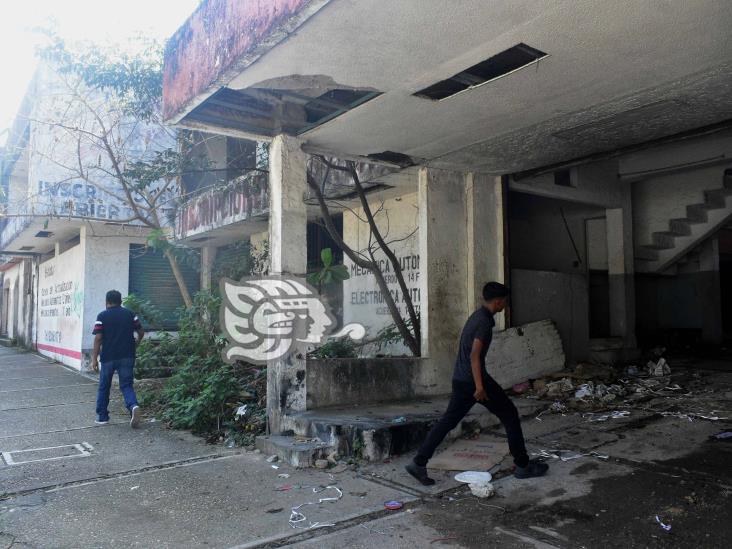 Edificio cercano a hospital de Coatzacoalcos, es nido de vagos