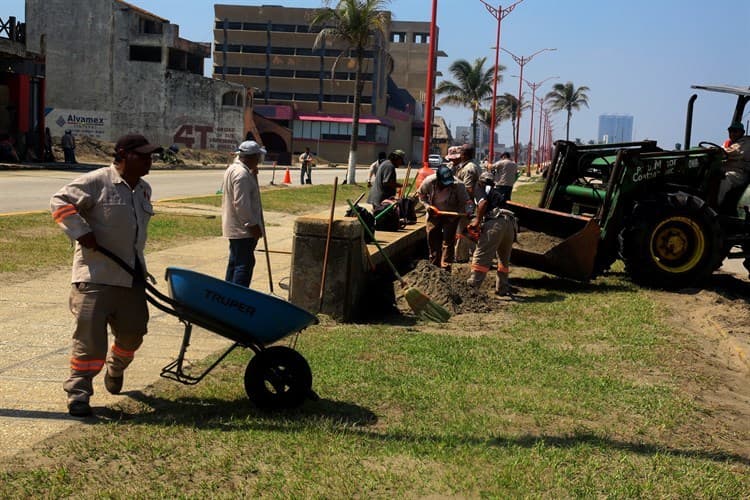 Reparan estragos del Frente Frío en el Malecón de Coatzacoalcos