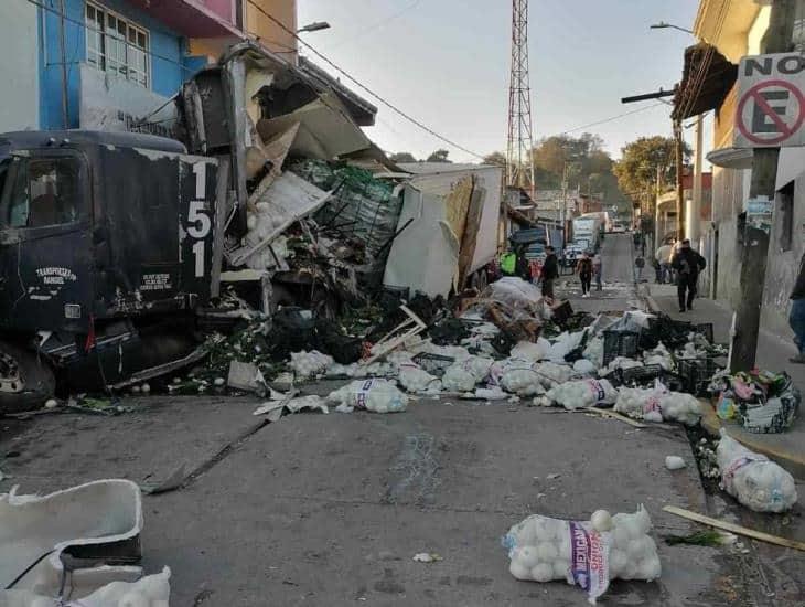 ¡Se desata la rapiña!: Vuelca tráiler cargado con cebollas en Atzalan