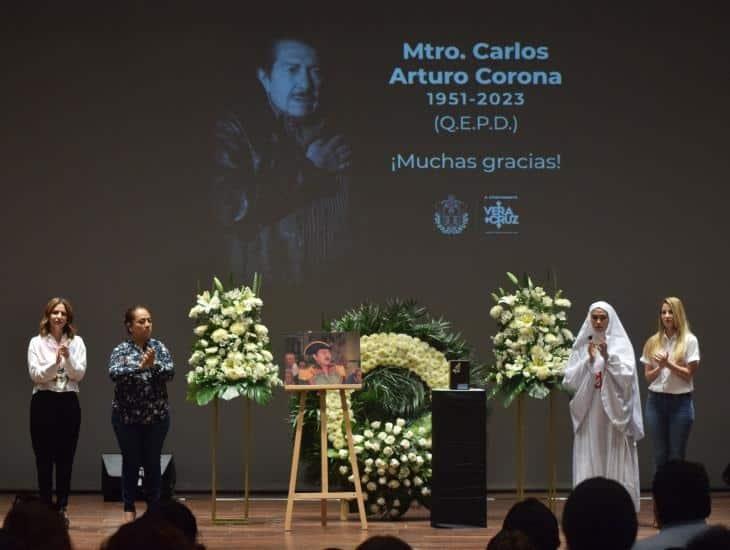 Rinden homenaje a Carlos Arturo Corona en Teatro Clavijero