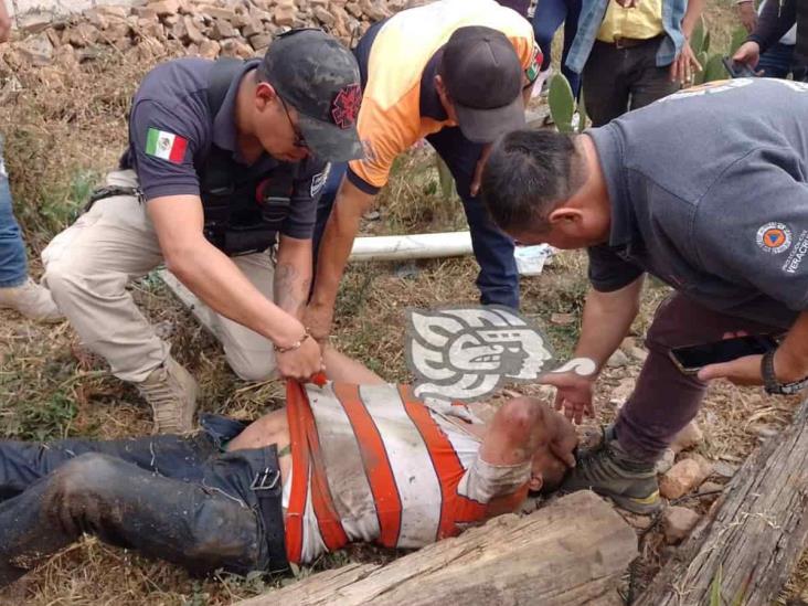 Rescatan con vida a panadero tras caer a un pozo en Maltrata