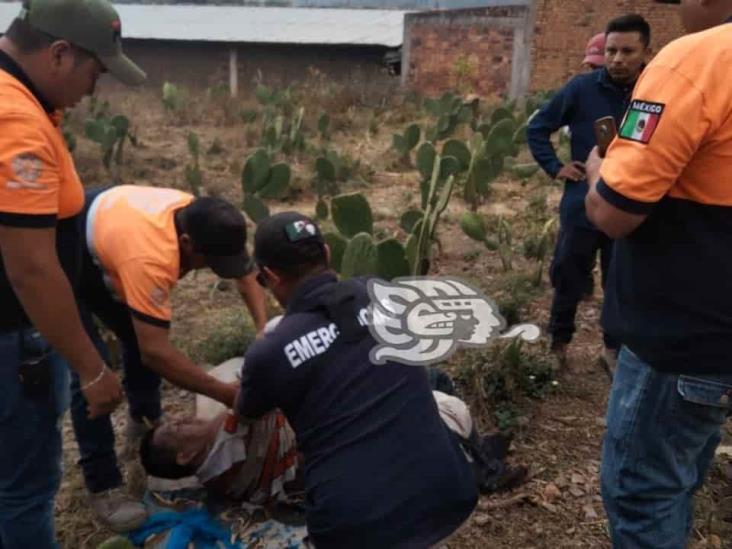 Rescatan con vida a panadero tras caer a un pozo en Maltrata