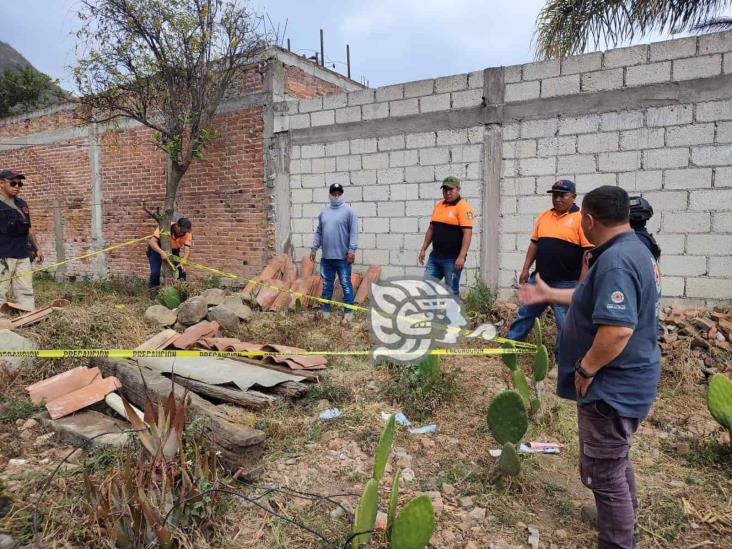 Rescatan con vida a panadero tras caer a un pozo en Maltrata