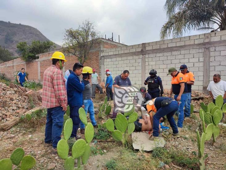 Rescatan con vida a panadero tras caer a un pozo en Maltrata