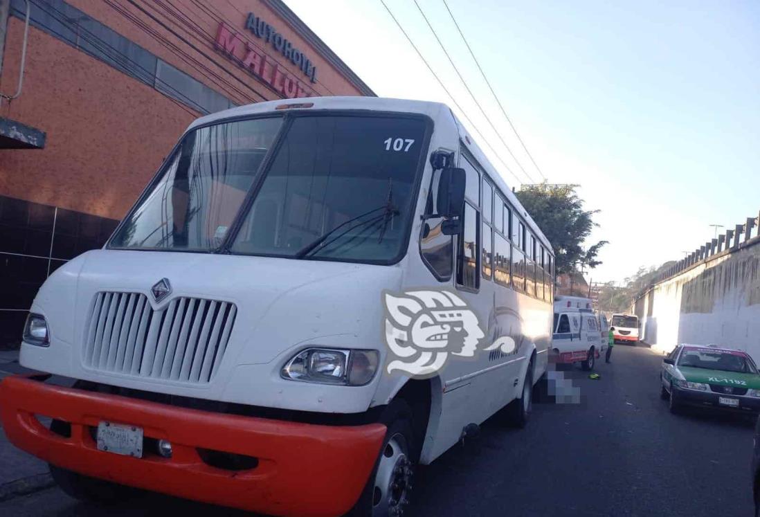 Motociclista choca contra autobús y pierde la vida en Xalapa