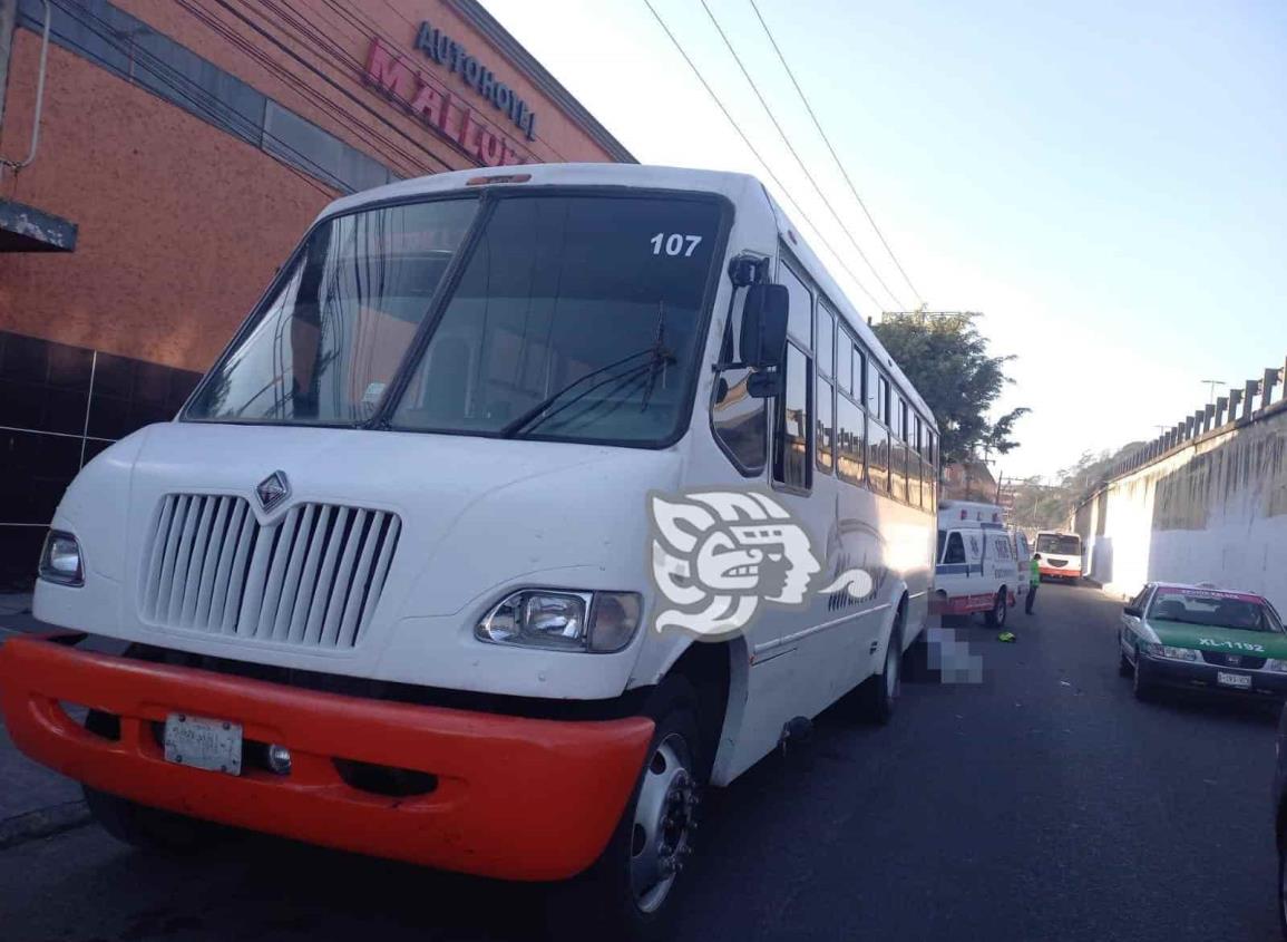 Trágico miércoles; en Xalapa, motociclista choca contra autobús y muere