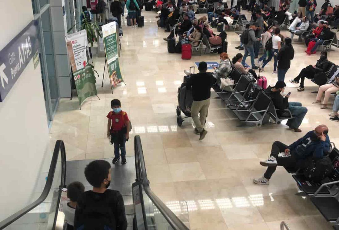 Pasajeros de Viva Aerobus se manifiestan en el aeropuerto Heriberto Jara, en Veracruz