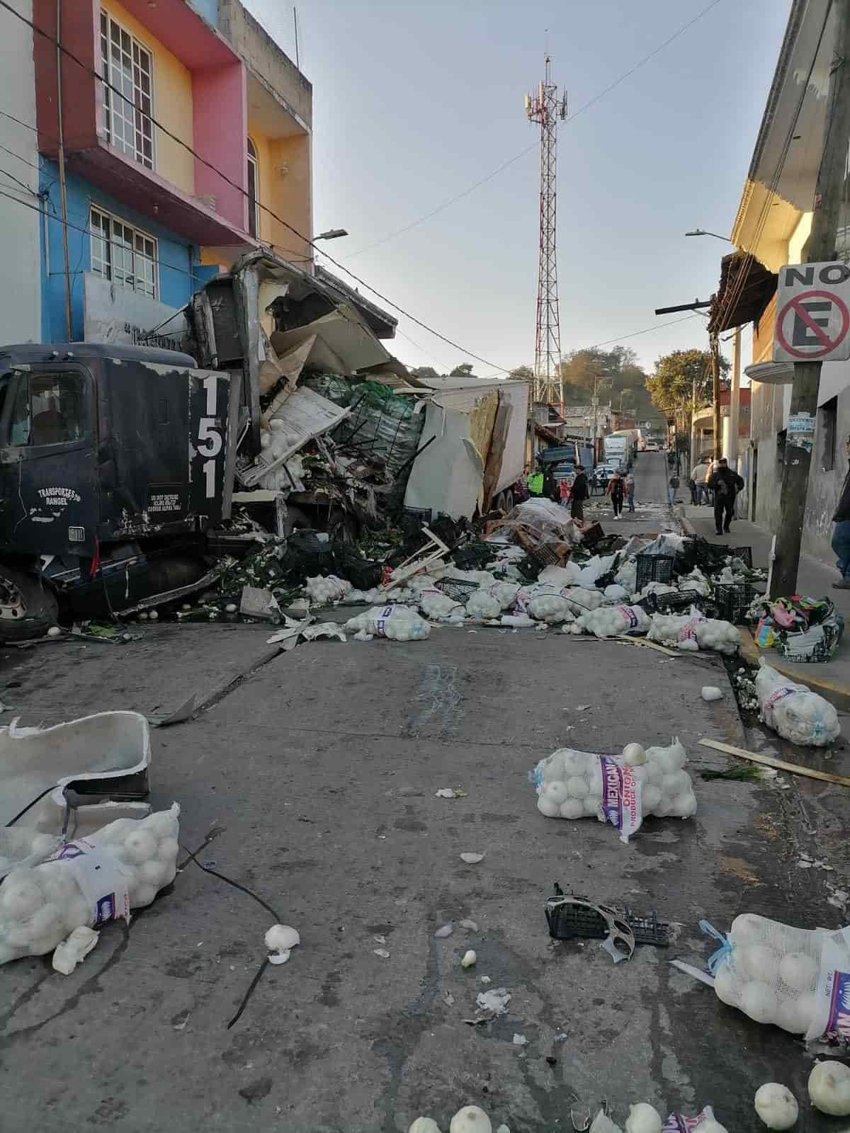 Vuelca tráiler cargado con cebollas en Atzalan; inicia la rapiña