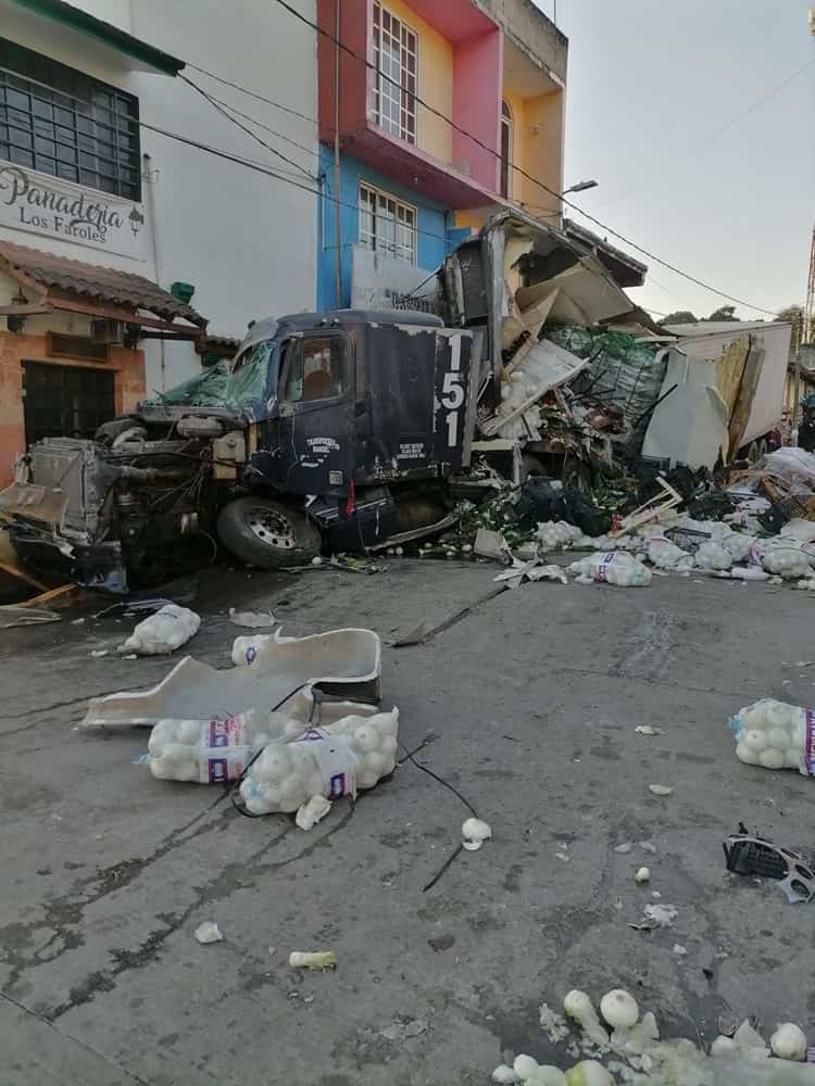 Vuelca tráiler cargado con cebollas en Atzalan; inicia la rapiña