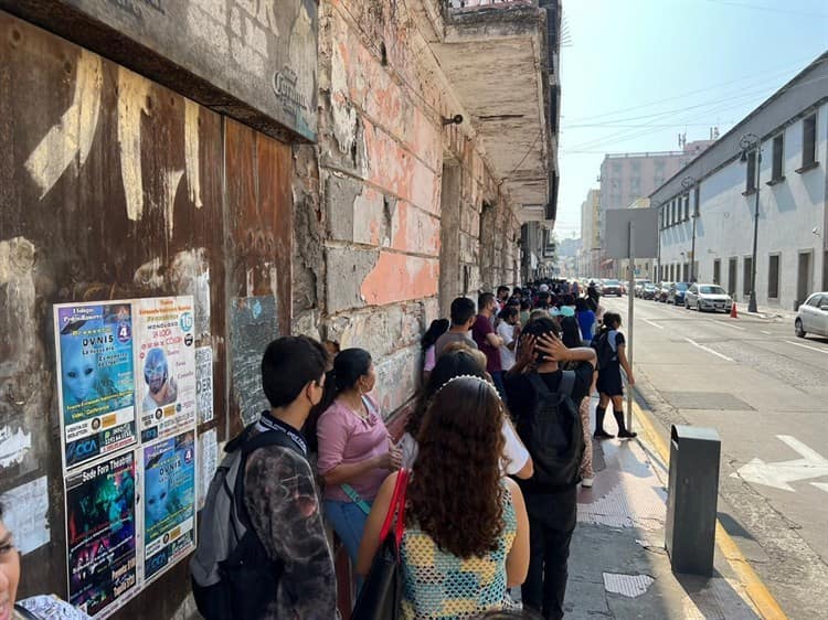 Largas filas en el Banco del Bienestar por entrega de tarjetas a jóvenes (+Video)