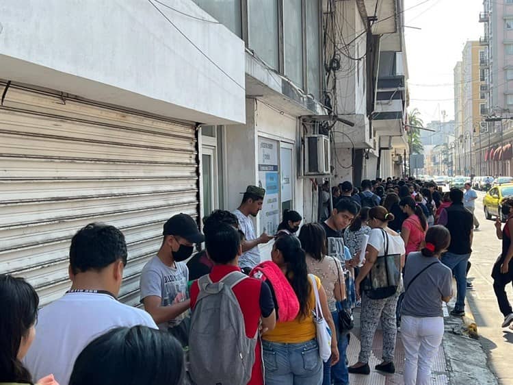 Largas filas en el Banco del Bienestar por entrega de tarjetas a jóvenes (+Video)