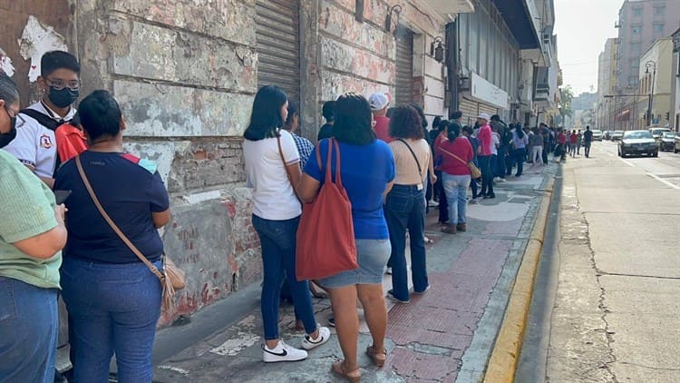 Largas filas en el Banco del Bienestar por entrega de tarjetas a jóvenes (+Video)