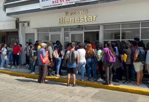 Jóvenes abarrotan Banco del Bienestar por entrega de tarjetas (+Video)