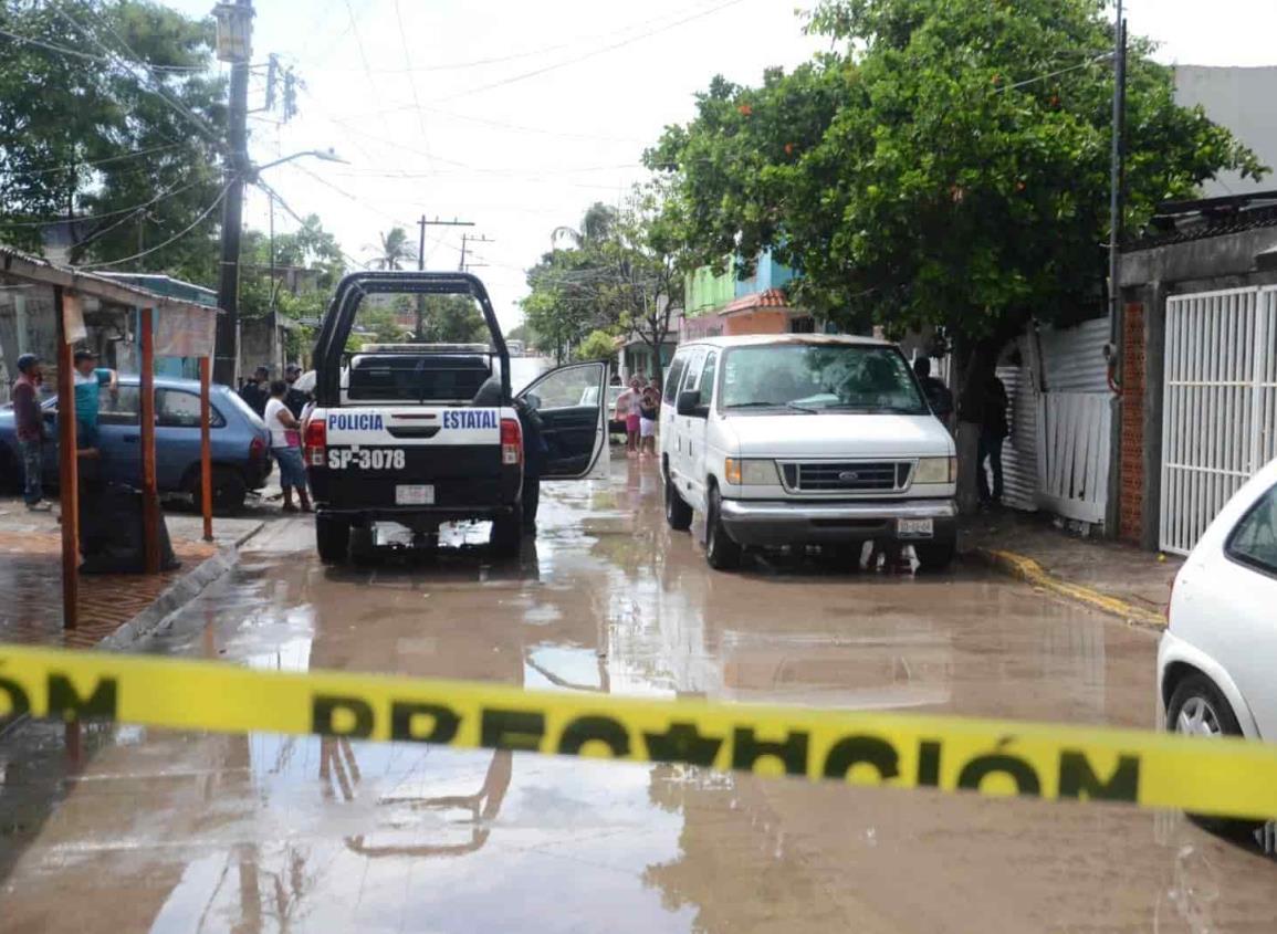 Mujer muere en casa y su hija pequeña pasa días  sola con el cuerpo