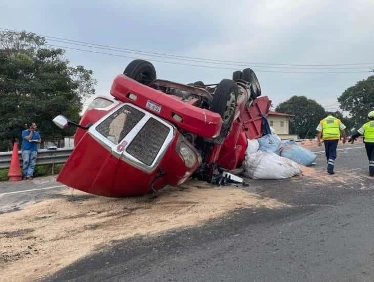 Vuelca tráiler de doble remolque en carretera del sur de Veracruz