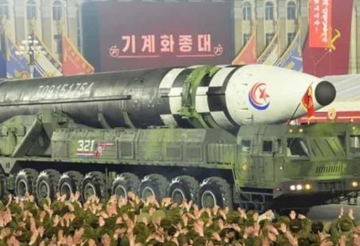 Exhibe Corea del Norte músculo nuclear en desfile