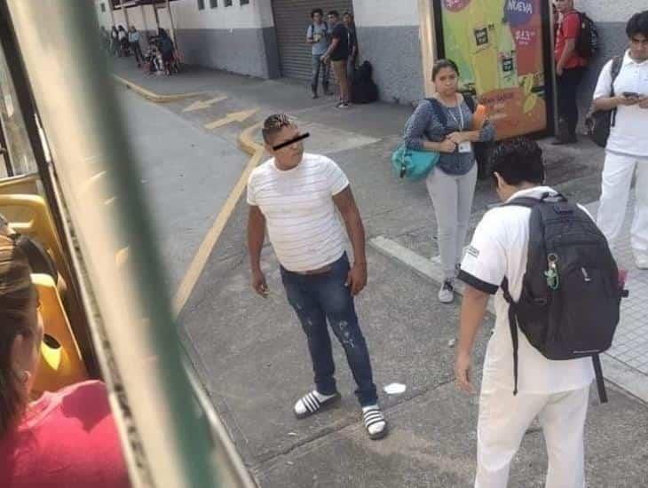 Conductor de camión urbano agrede a estudiante en avenida de Veracruz