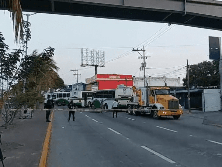 Retiran camiones de la ruta Saeta con grúas para liberar bloqueos en avenida Ejército Mexicano(+Video)