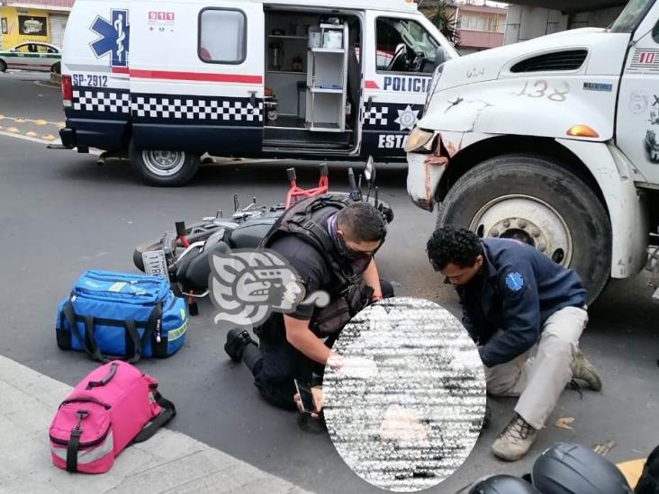 Motociclistas resultan lesionados al chocar contra camión de Limpia Pública en Xalapa