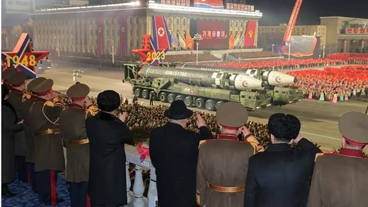 Corea del Norte exhibe su capacidad nuclear en desfile de misiles