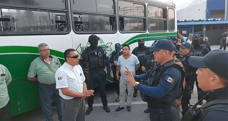 Retiran camiones de la ruta Saeta con grúas para liberar bloqueos en avenida Ejército Mexicano(+Video)