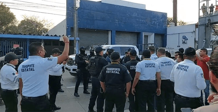 Retiran camiones de la ruta Saeta con grúas para liberar bloqueos en avenida Ejército Mexicano(+Video)