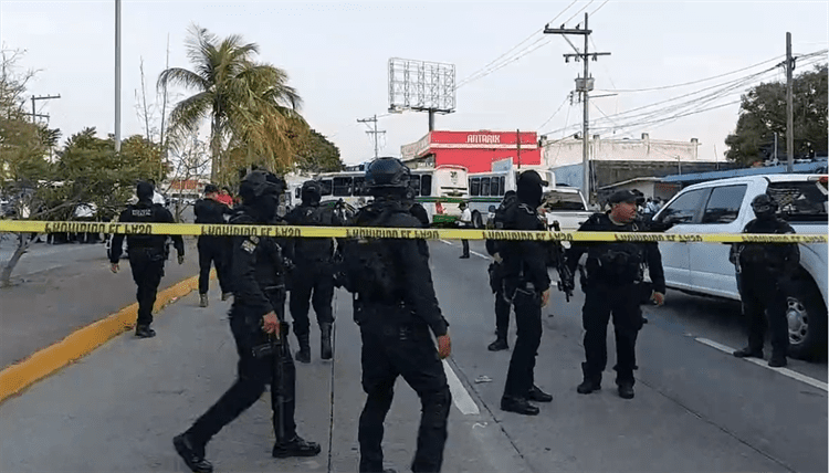 Retiran camiones de la ruta Saeta con grúas para liberar bloqueos en avenida Ejército Mexicano(+Video)