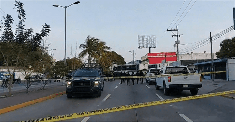 Retiran camiones de la ruta Saeta con grúas para liberar bloqueos en avenida Ejército Mexicano(+Video)