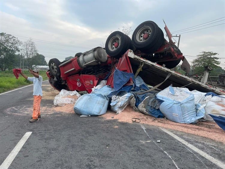 Vuelca tráiler de doble remolque en carretera del sur de Veracruz