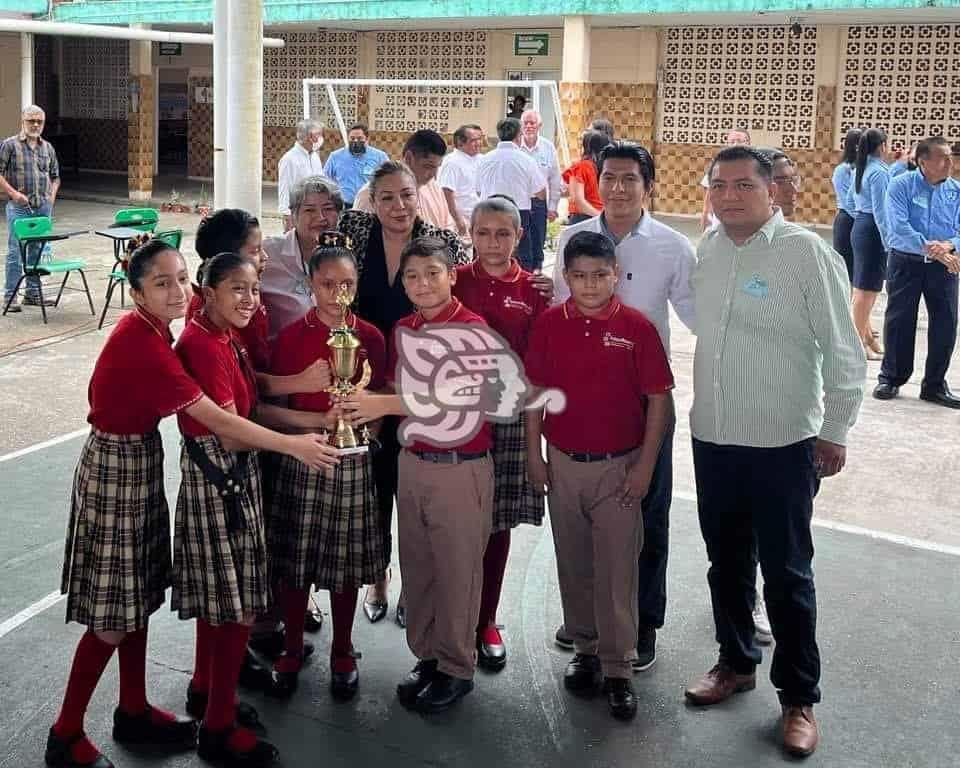 Exitoso concurso de escoltas en zona escolar de Nanchital