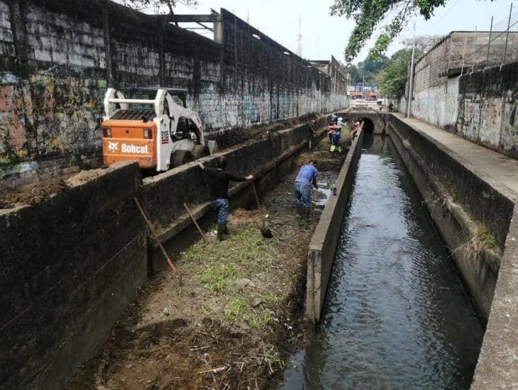 Limpian canales en la colonia Las Américas de Coatzacoalcos (+Vídeo)