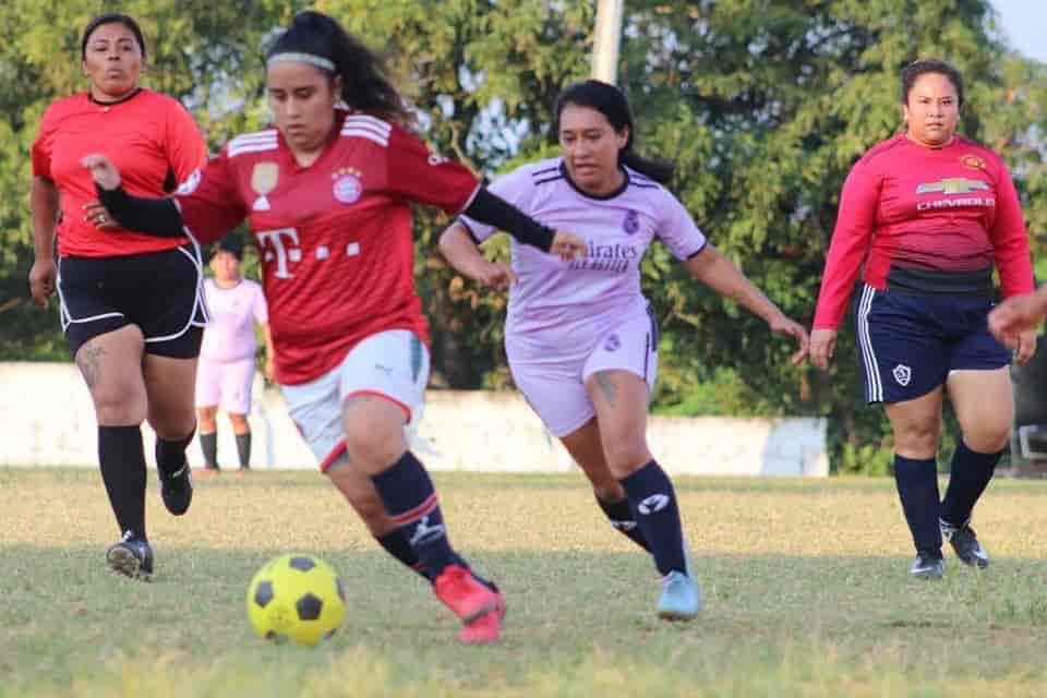 Luchan por el boleto a la final en el futbol femenil