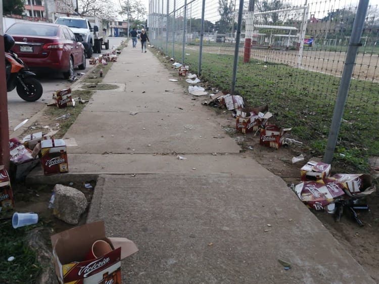 ¡Dejan su cochinero! convierten Unidad Deportiva Satelta en cantina