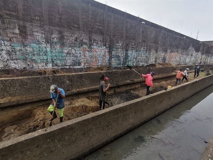 Limpian canales en la colonia Las Américas de Coatzacoalcos (+Vídeo)