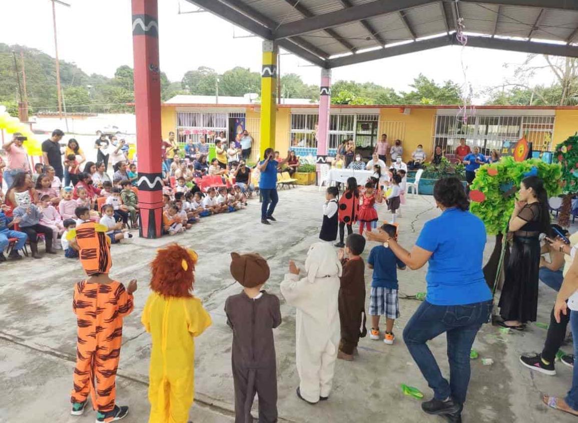 Llevan a cabo Cuentopolis en jardín de niños de Villa Cuichapa (+Vídeo)