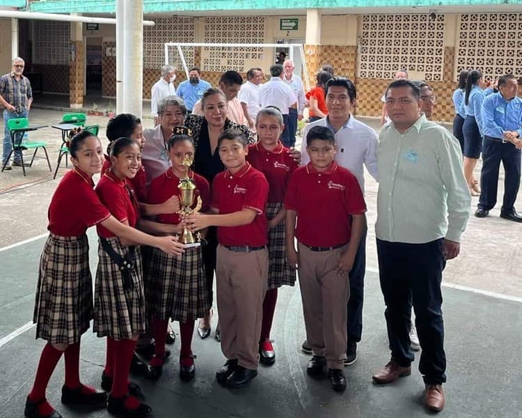 Más de 20 alumnos de Nanchital participaron en concurso de escoltas