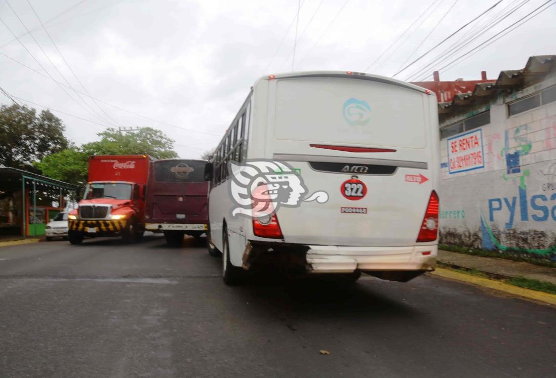 Por ir jugando carreras chóferes arriesgan a pasajeros en el sur de Veracruz