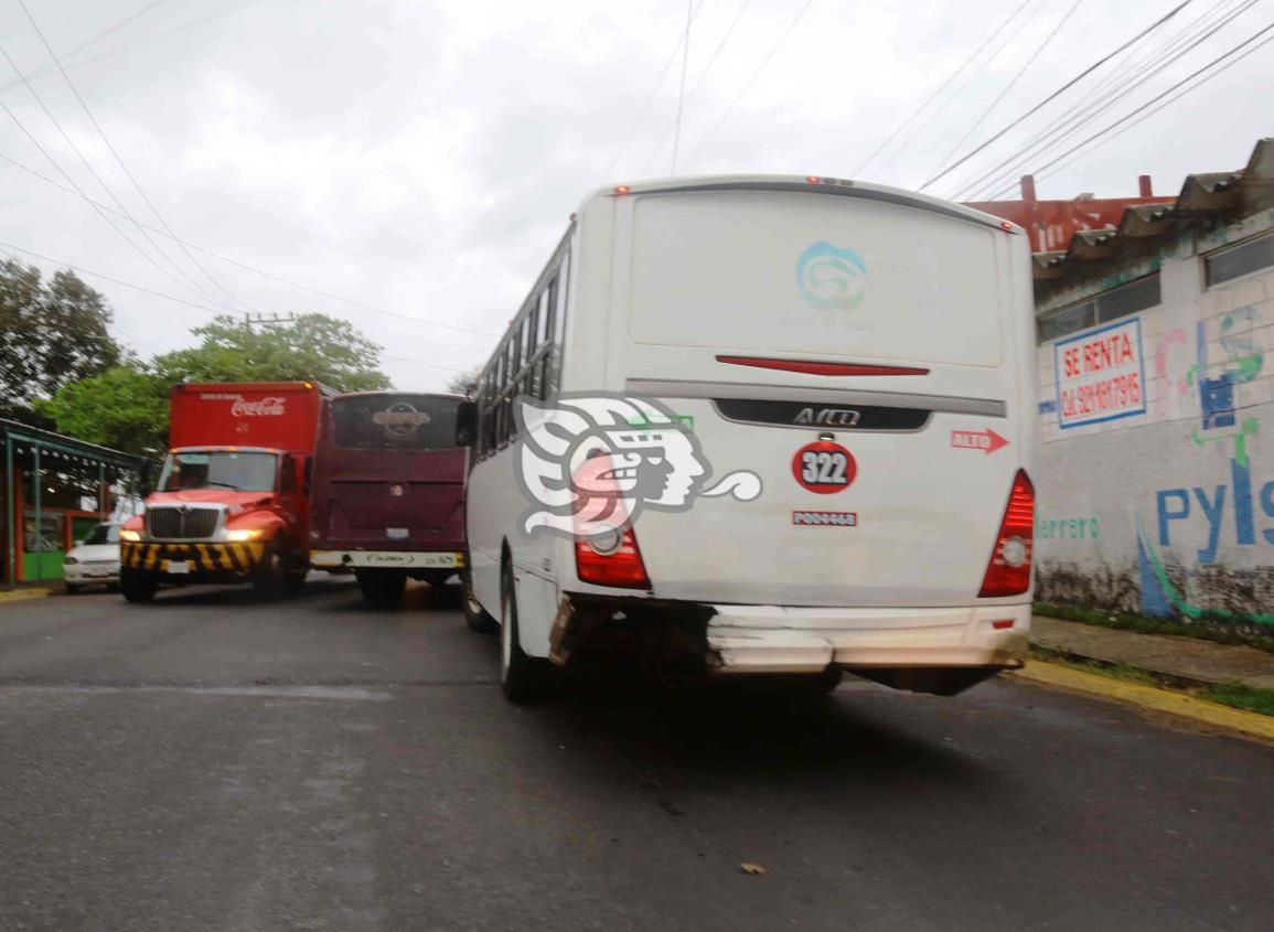 Por ir jugando a las carreras choferes exponen en riesgo a pasajeros