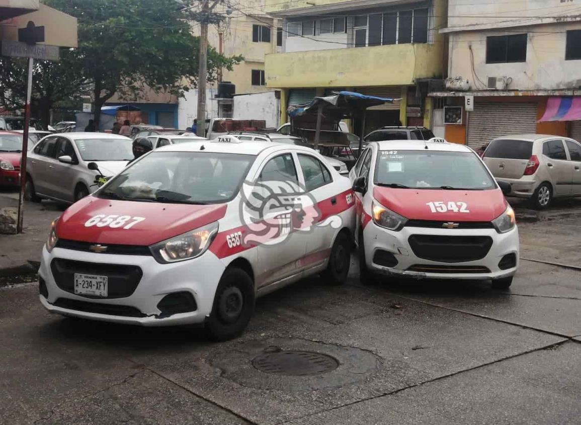 Colisionan taxis en Hidalgo esquina con Abasolo (Video)