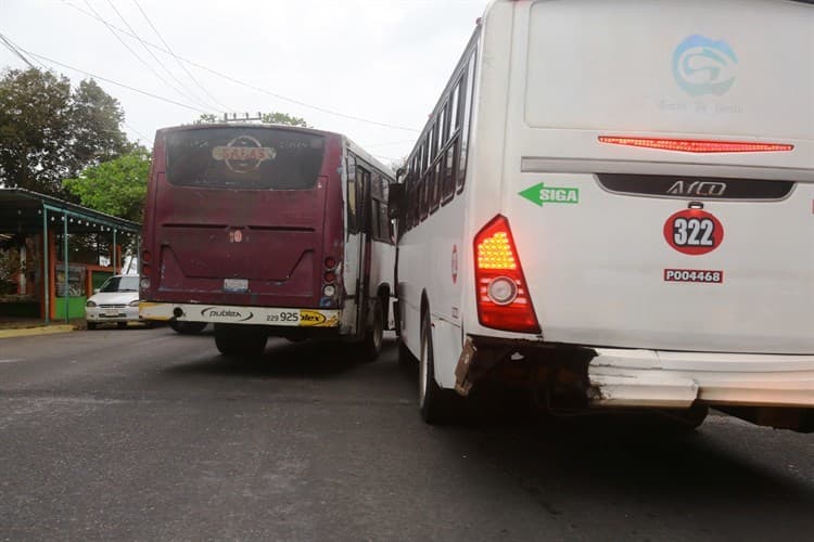 Por ir jugando a las carreras choferes exponen en riesgo a pasajeros